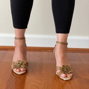 FIONI Tan Patterned Wedge Sandals with Floral Accent & Ankle Strap - Sz 7.5